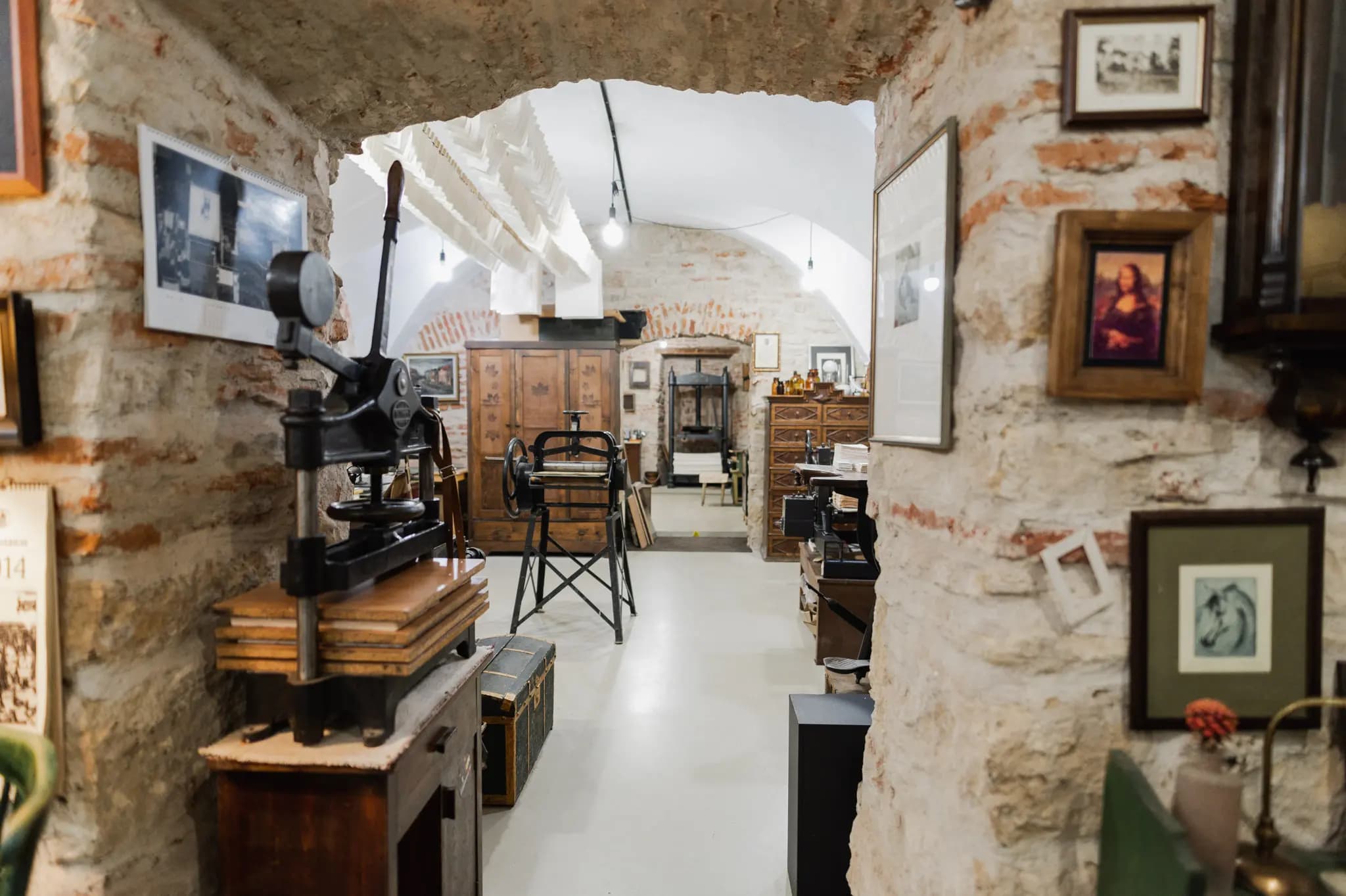 <p>Arta hârtiei, meșteșug și poveste în fiecare filă</p>